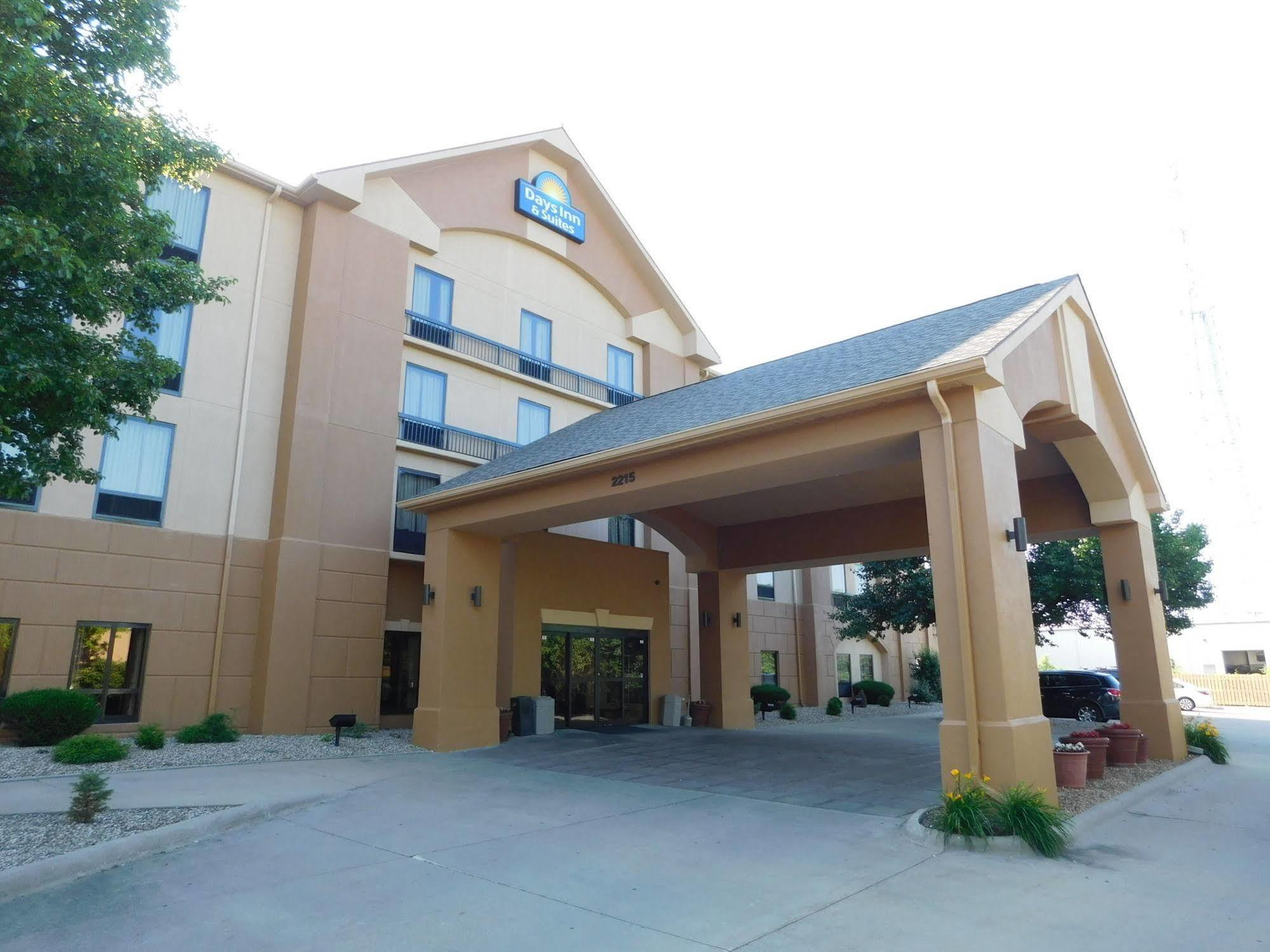 Days Inn & Suites By Wyndham Cedar Rapids Exterior photo